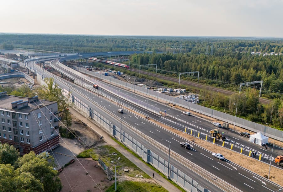 В Санкт-Петербурге на участке реконструкции Петрозаводского шоссе продолжается строительство надземного пешеходного перехода